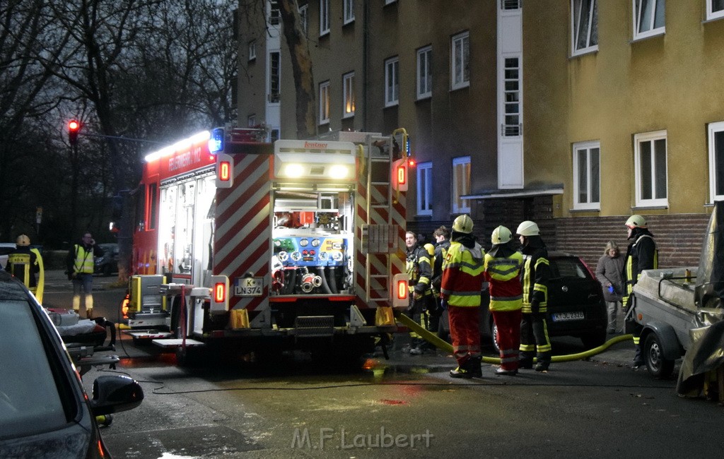 Feuer 2 Y durch Weihnachtsbaum  Koeln Ehrenfeld Alpenerstr P11.JPG - Miklos Laubert